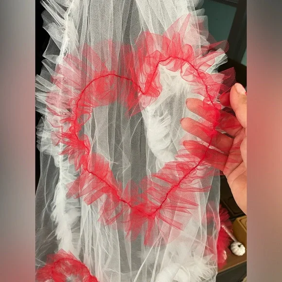 Madison Chamberlain custom Madonna veil - white with red hearts - Picture 5 of 6